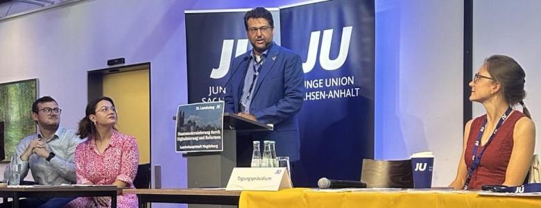 Tobias Krull bei seinem Grußwort beim Landestag der Jungen Union Sachsen-Anhalt