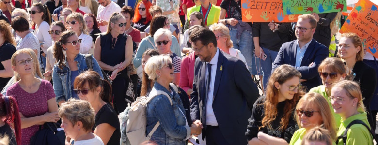 Tobias Krull inmitten einer Demonstration auf dem Magdeburger Domplatz