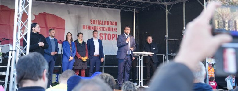 Tobias Krull bei einer Rede auf dem Domplatz