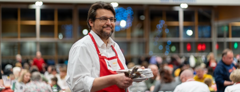 Tobias Krull als Servicekraft bei der Weihnachtstafel